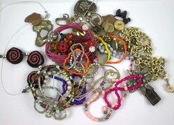 550.70: Jewelry, Lots