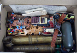 Schuhkarton voll AuflösungswareAutomatically generated translation ...