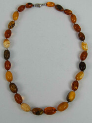 Beautiful single-knotted amber necklace. Length approx. 40 cm