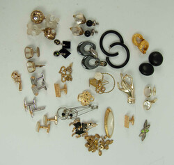 Lot Ohrclips und Broschen aus AuflösungAutomatically generated ...