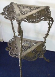 antiker, kunstvoll verzierter Beistelltisch aus Gusseisen / Messing ...