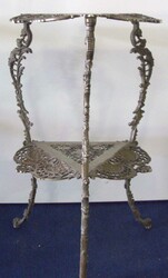 antiker, kunstvoll verzierter Beistelltisch aus Gusseisen / Messing ...