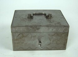 massive Geldkassette aus Metall, Schlüssel vorhanden, gefüllt mit ...