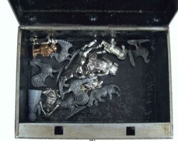 massive Geldkassette aus Metall, Schlüssel vorhanden, gefüllt mit ...