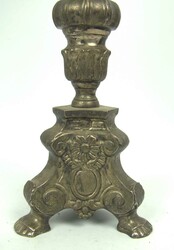 französischer Altarleuchter, wohl 19. Jahrhundert, Messing. Verziert ...
