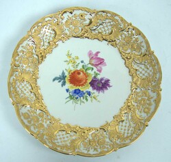 Meissen, großer Prunkteller, mittig bemalt mit Blumenbukett und ...