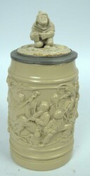 Tonbierkrug mit Reliefszene, cremefarben lasiert. ...