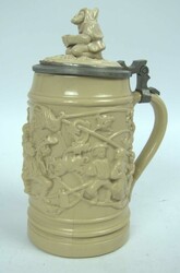 Tonbierkrug mit Reliefszene, cremefarben lasiert. ...