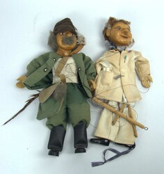 2 antike Marionetten, dabei 1x Arzt / Wissenschaftler und 1x Jäger. ...