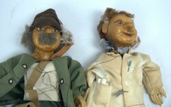 2 antike Marionetten, dabei 1x Arzt / Wissenschaftler und 1x Jäger. ...