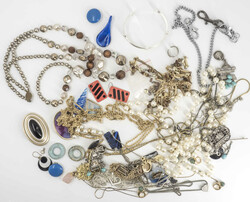 Lot Modeschmuck aus Auflösung.  Automatically generated translation: ...