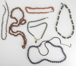 Lot Halbedelsteine/ Perlenketten, dabei auch Koralle, etc. aus ...