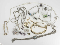 Lot Modeschmuck, dabei auch ausgefallene Sachen.  Automatically ...