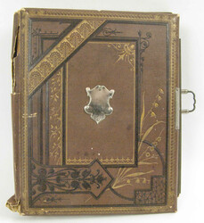 Antikes Fotoalbum mit Ledereinband und Metallschild. Bestückt mit ...