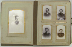 Antikes Fotoalbum mit Ledereinband und Metallschild. Bestückt mit ...