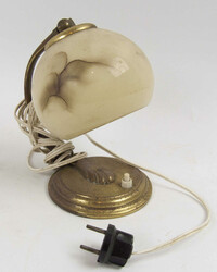 Nachttisch/Tischlampe mit marmoriertem Glasschirm. Elektrik muss ...