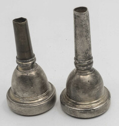 Zwei Mundstücke, dabei ein ‚,Arnolds & Sons 6,5 AL-S" und ein  ...