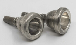 Zwei Mundstücke, dabei ein ‚,Arnolds & Sons 6,5 AL-S" und ein  ...