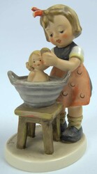 Hummel/Goebel Figur "Puppenbad", Modell Nr. 319, Goebel W.Germany. ...