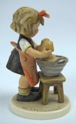 Hummel/Goebel Figur "Puppenbad", Modell Nr. 319, Goebel W.Germany. ...