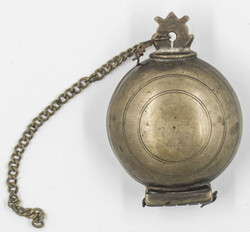 Altes Gehäuse für eine Taschenuhr.Automatically generated ...