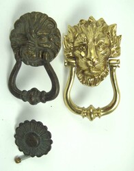 2 antike Türklopfer "Löwenkopf" aus massivem Messing, ...