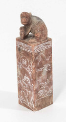 China, Siegelstein, geschnitzte Figur, Speckstein. Umlaufend ...