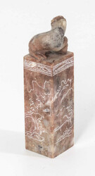 China, Siegelstein, geschnitzte Figur, Speckstein. Umlaufend ...