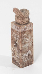 China, Siegelstein, geschnitzte Figur, Speckstein. Umlaufend ...