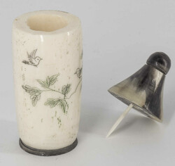 China, Snuff Bottle, aus einem Röhrenknochen, Deckel aus Horn, mit ...