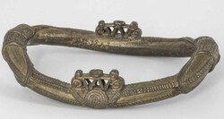 Westafrika, Schmuck - Fußspange mit aufgesetzten figürlichen ...