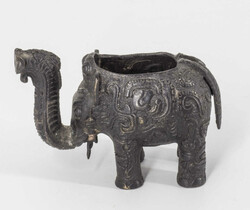 Asien, kleines Räuchergefäß in Form eines Elefanten mit reichlich ...