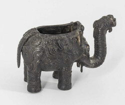 Asien, kleines Räuchergefäß in Form eines Elefanten mit reichlich ...