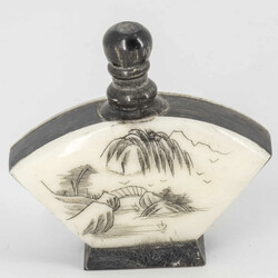 China, Snuff Bottle, Knochen / Horn, mit Löffel, Vor- und Rückseite ...