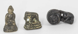 Asien, drei Metall - Figuren, dabei Opium Gewicht in Form eines ...