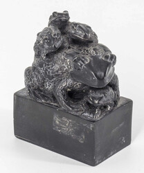 China, Siegelstein, schwarzer Stein, geschnitzt, Motiv: aufeinander ...