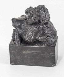 China, Siegelstein, schwarzer Stein, geschnitzt, Motiv: aufeinander ...