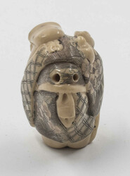 Japan, Netsuke, Glücksgottheit, Höhe: ca. 40 mm.