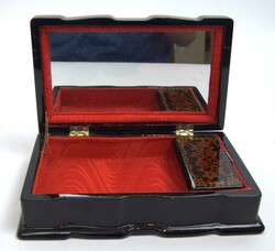 Chinesische Schmuckdose mit Perlmutteinlagen. Höhe ca. 9 cm, Länge ...