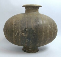 Antikes kokonförmiges Gefäß, wohl Han Dynastie (206 v. Chr.-220 n ...