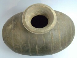 Antikes kokonförmiges Gefäß, wohl Han Dynastie (206 v. Chr.-220 n ...