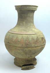 Antike chinesische Keramikvase, vermutlich aus der Han-Dynastie ( 206 ...