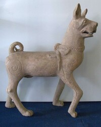 Handgeformter Keramikhund, wohl aus der Han-Dynastie (206 v. Chr.-220 ...