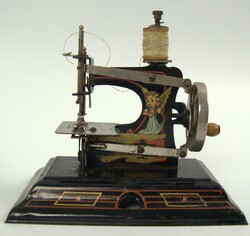 Kindernähmaschine "Casige" um 1930. Guss, Handkurbelantrieb, Mit ...