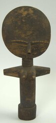traditionelle hölzerne Fruchtbarkeitspuppe "Akuaba" Ashanti, Ghana. ...