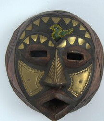 Handgefertigte afrikanische Maske, aus Holz geschnitzt und mit ...