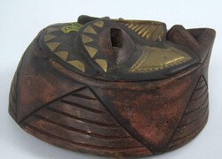 Handgefertigte afrikanische Maske, aus Holz geschnitzt und mit ...