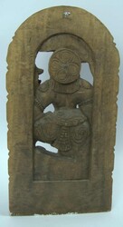geschnitzte Holzfigur, Relief die eine hinduistische Gottheit ...