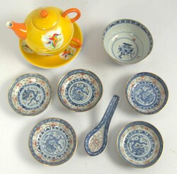 kleines Lot chinesisches Porzellan, dabei Schälchen, Teekanne, etc.  ...