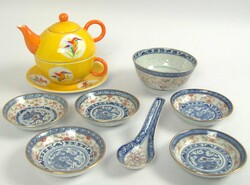 kleines Lot chinesisches Porzellan, dabei Schälchen, Teekanne, etc.  ...